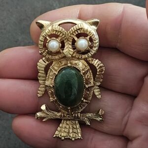 70s Vintage Owl Brooch Pin With Green Cabochon Belly Stone And Faux Pearl E